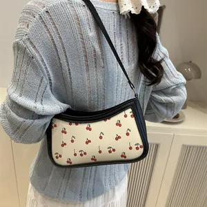 Borsa sottobraccio bianca con stampa ciliegie rosse e tracolla nera per l'estate alla moda