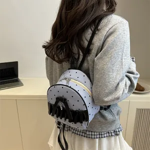 Mini sac à dos avec rayures bleues, imprimé cœur noir et détails de nœuds décoratifs