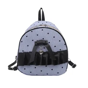 Mini sac à dos rayé bleu avec nœud noir et pendentif cœur sur fond blanc