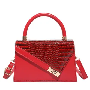 Elegante rode handtas met steenpatroon, gouden gesp en handvat voor dames