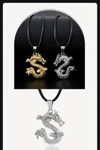Detailansicht der Drachen-Halsketten in Gold und Silber mit schwarzen Textilbändern