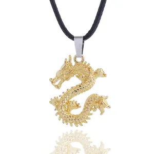 Goldener Drachen-Anhänger mit detaillierten Schuppen und schwarzer Kordel auf weißem Grund