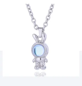 Détail du pendentif lapin astronaute argenté avec pierre de lune bleue et chaîne