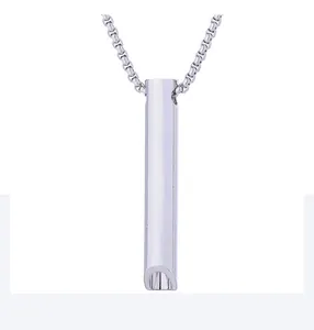 Détail du pendentif cylindre vertical minimaliste en acier inoxydable argenté