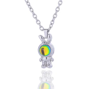 Collier pendentif lapin astronaute argenté avec pierre de lune sur fond blanc pur