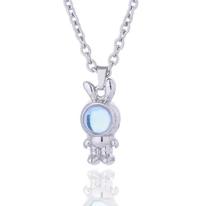 Collier lapin astronaute en argent avec pendentif pierre de lune sur fond blanc
