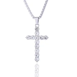 Collana con pendente a croce d'argento con pietre di zirconi e catena veneziana