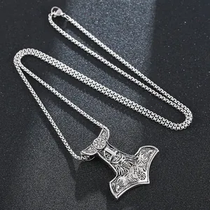 Collana Mjolnir vintage in acciaio con ritratto di Odino e rune nordiche incise