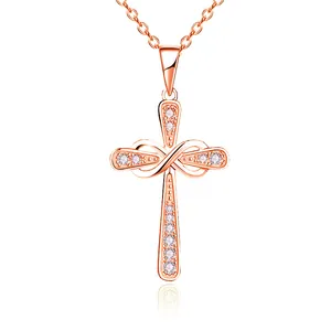 Gros plan sur le collier croix infini en or rose avec cristaux de zircon scintillants