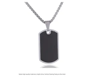 Chaîne box argentée avec un pendentif rectangulaire noir au style minimaliste