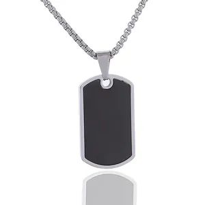 Pendentif plaque d'identité homme argent et noir poli avec chaîne à mailles carrées