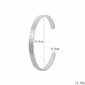 Detailed view of C-shaped stainless steel bracelet showing 6.8cm diameter and 0.6mm thickness
