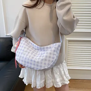 Bolso bandolera de media luna a cuadros para mujer con bordado y colgante arcoíris
