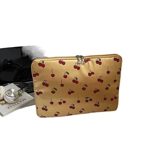 Μινιμαλιστική κρεμ θήκη laptop με κεράσια και διπλά μεταλλικά φερμουάρ για στυλ 2025