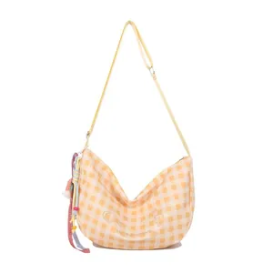 Bolso hobo a cuadros amarillos con bordado de gato y colgante de borla colorida