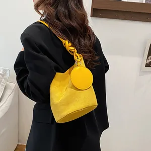 Sac seau jaune vif avec bandoulière à nœuds tressés et breloque porte-monnaie ronde