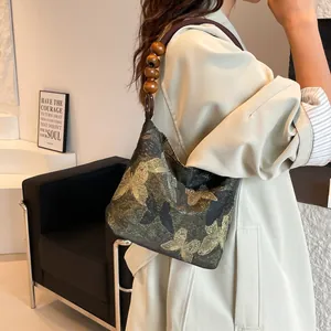 Borsa sottobraccio stile neo-cinese con ricamo a farfalla dorata e perle di legno