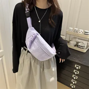 Sac bandoulière minimaliste en velours côtelé lavande avec sangle réglable sur modèle
