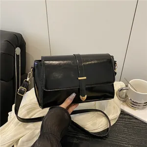 Petit Sac Carré pour Femme en Cuir PU Minimaliste Avec Serrure Coeur en Métal Mode Sac à Bandoulière pour Quotidien Casual