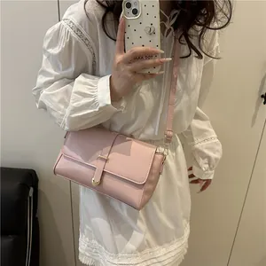 Sac bandoulière minimaliste rose en similicuir avec boucle coeur dorée pour femme