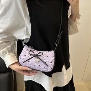Borsa sottobraccio lavanda in seersucker con fiocco nero e ciondolo a cuore argento