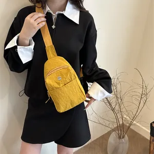 Sac de poitrine tendance en nylon jaune vif pour femme, bandoulière avec logo métal