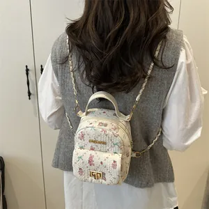 Sac à dos blanc élégant avec motifs d'animaux fleuris et bandoulière en chaîne dorée