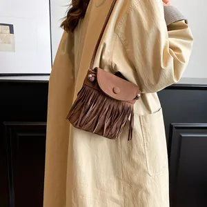 Braune Umhängetasche aus Wildlederimitat mit Fransen und Vintage-Boho-Stil