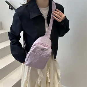 Sac de poitrine en nylon lavande pour femmes avec texture plissée porté par un mannequin