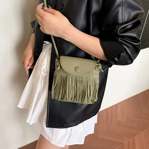 Umhängetasche aus Wildlederimitat mit Fransen in Armeegrün, Boho-Stil Handtasche für Damen
