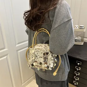 Borsa a secchiello con paillettes luccicanti con manici tondi e tracolla a catena donna