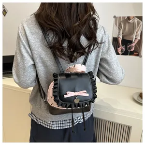 Détail d'un mini sac à dos rose balletcore avec silhouettes de lapins noirs et nœud