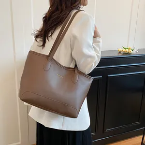Sac cabas en cuir marron avec imprimé Fashion Bag New York porté à l'épaule par un mannequin