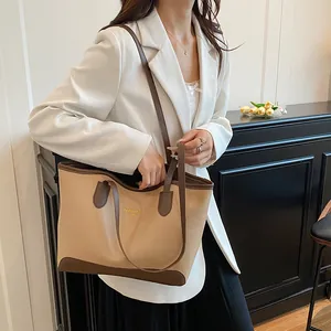 Grand sac cabas bicolore tendance beige et marron foncé en similicuir souple