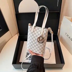 Mini Sac Cabas Rétro pour Femmes Monogramme M en Cuir PU Sac à Bandoulière Pendentif M en Or Sangle Réglable Sac à Main Mode