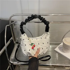 Borsa a Spalla Pieghettata Trendy per Donna in Pelle PU Borsa a Tracolla Con Pendaglio Ciliegia Street Style Ricamata