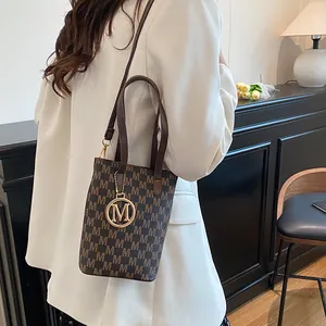 Mini sac cabas rétro marron avec breloque M et élégantes poignées en cuir