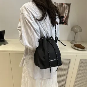 Sac seau noir minimaliste à cordon avec étiquette Creative Cat pour le quotidien