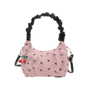 Borsa a tracolla trapuntata rosa con motivo a coniglio e manico a nuvola