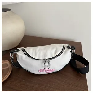 Dettaglio borsa a mezzaluna in tela bianca con bordo nero e logo FANYISSA ricamato rosa