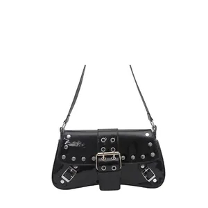 Sac sous le bras en cuir verni noir style punk Y2K avec rivets argentés et boucle