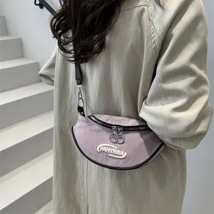 Borsa a tracolla a mezzaluna in tela viola chiaro con ricamo e cinturino nero