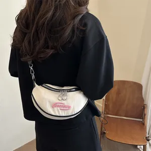 Borsa a tracolla a mezzaluna in tela bianca con ricamo rosa e cerniera nera sportiva