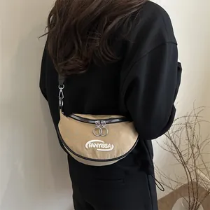 Vista posteriore della borsa a mezzaluna in tela kaki con ricamo FANYISSA su modella