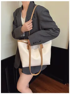 Detalle del bolso tote beige con correas marrones y texto fashion NEW YORK
