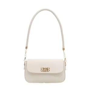 Sac à bandoulière minimaliste crème avec boucle dorée et bandoulière cylindrique