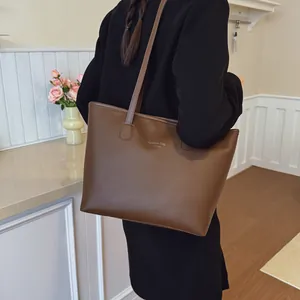 Bolso tote de cuero mate marrón para mujer con correas largas para el hombro y letras doradas