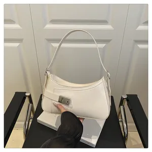 Détail d'un sac sous le bras demi-lune blanc en cuir synthétique lisse et moderne