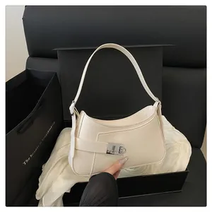 Détail du sac hobo blanc crème avec boucle argentée élégante et coffret cadeau de luxe