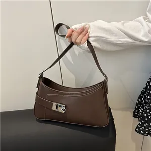 Sac sous le bras minimaliste marron foncé en similicuir avec boucle argentée et sangle